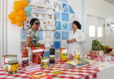 Frequentadores dos restaurantes comunitários aprendem sobre a importância de evitar alimentos industrializados