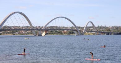 Tecnologia e eficiência: drones com jatos de água atuam na limpeza da Ponte JK