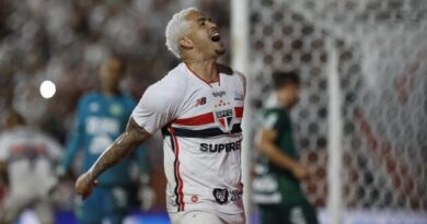 São Paulo vence Chapecoense e assume liderança isolada do Brasileiro