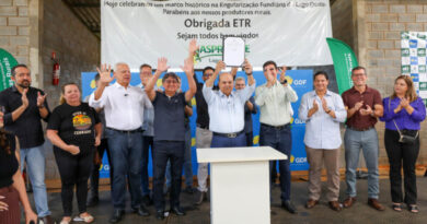 Governador Ibaneis Rocha entrega 111 contratos de uso da terra a produtores do Lago Oeste
