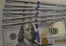 Dólar cai para R$ 5,24 em dia de correção no mercado